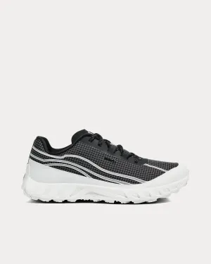 002 Black / White Running Shoes