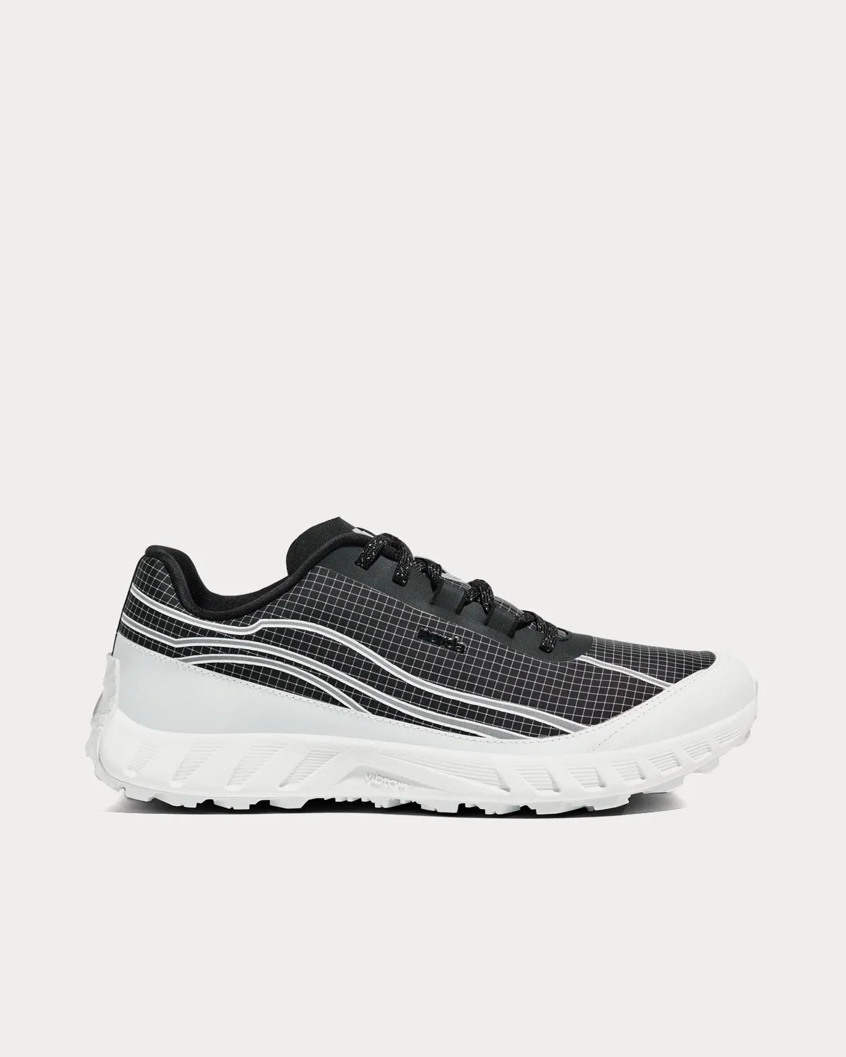 002 Black / White Running Shoes