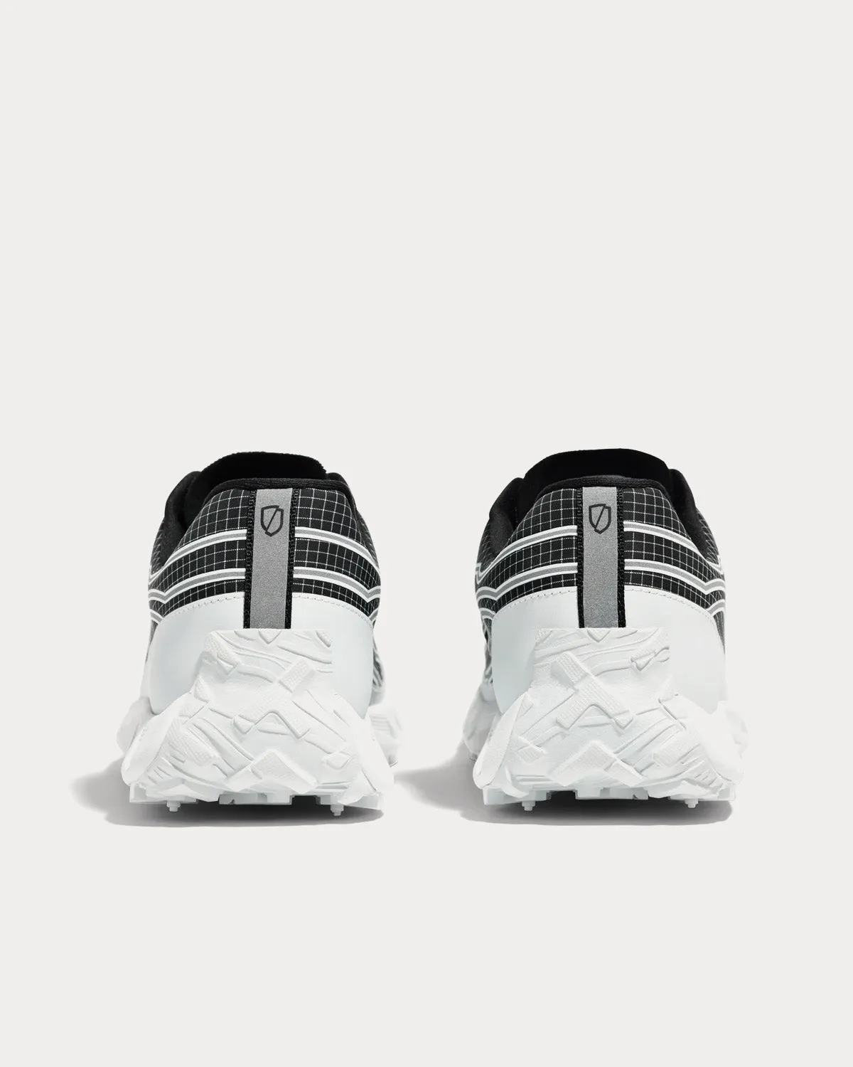 002 Black / White Running Shoes